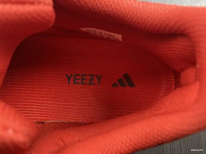 700 Hi-Res Boost Adidas HQ6979 Yeezy Red 0503